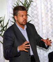 Член Президиума ЦС КПЕ Выщипанов Георгий Алексеевич выступает с докладом